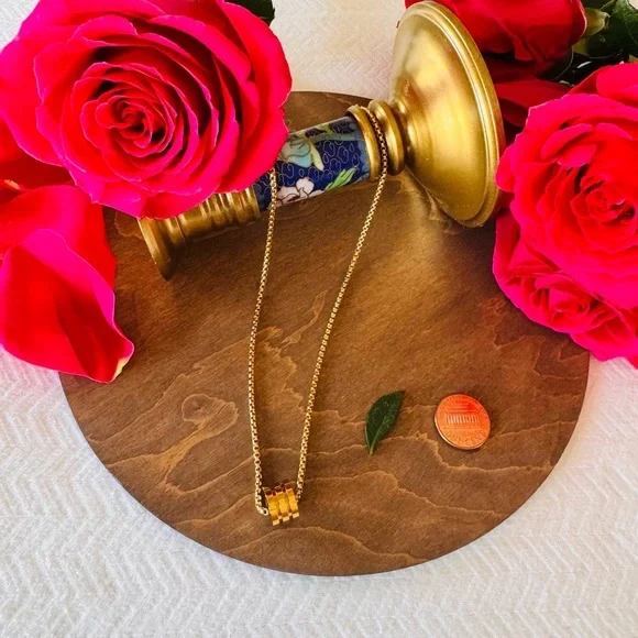 Gold Necklace with Timeless Elegance - Picture 2 of 6